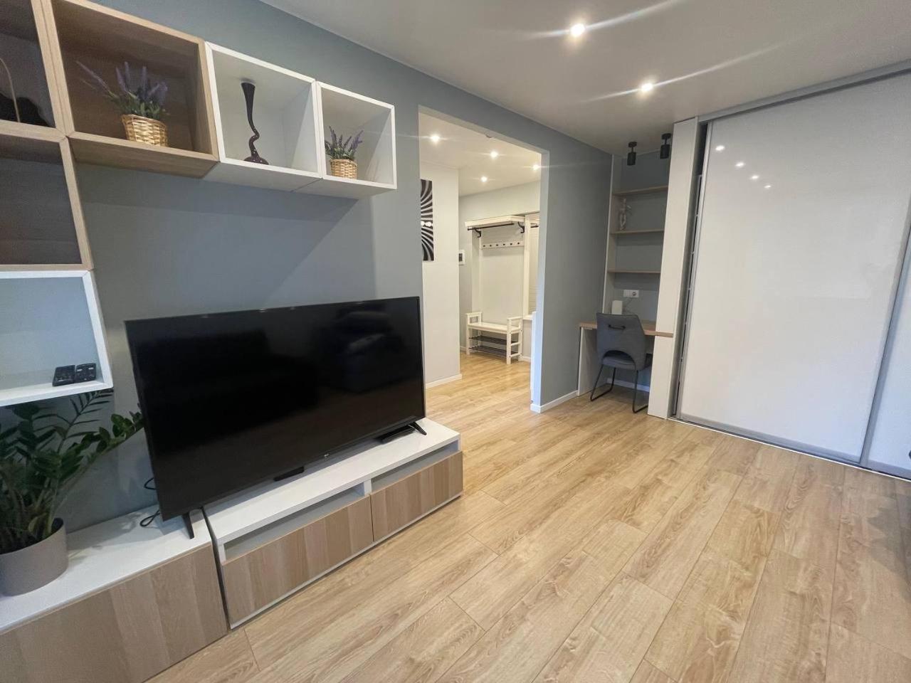 Modern 1BR Haven near Two Parks view 3