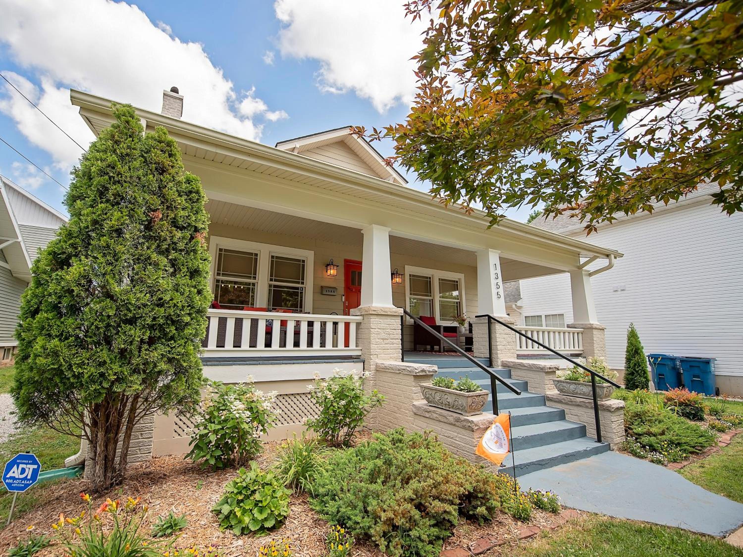The Cherry St House|Dog Friendly |Sleeps 10 |Near MSU view 3