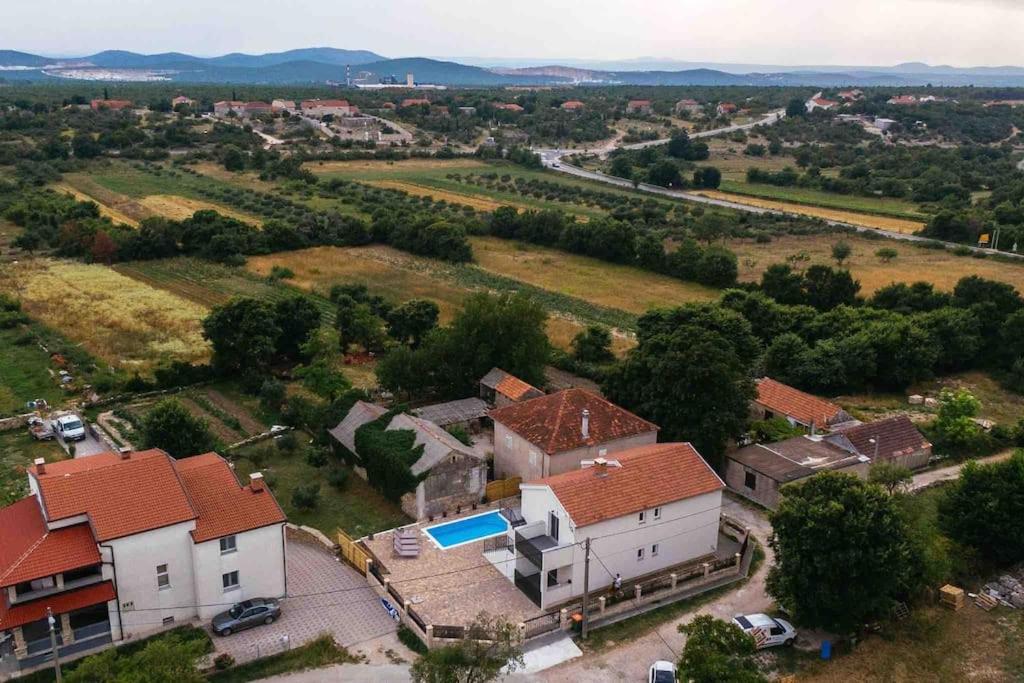 Holiday Home Sofia - quiet village&quick highway close to Biograd na Moru and Zadar