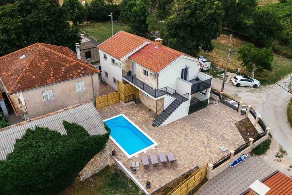 Holiday Home Sofia - quiet village&quick highway close to Biograd na Moru and Zadar