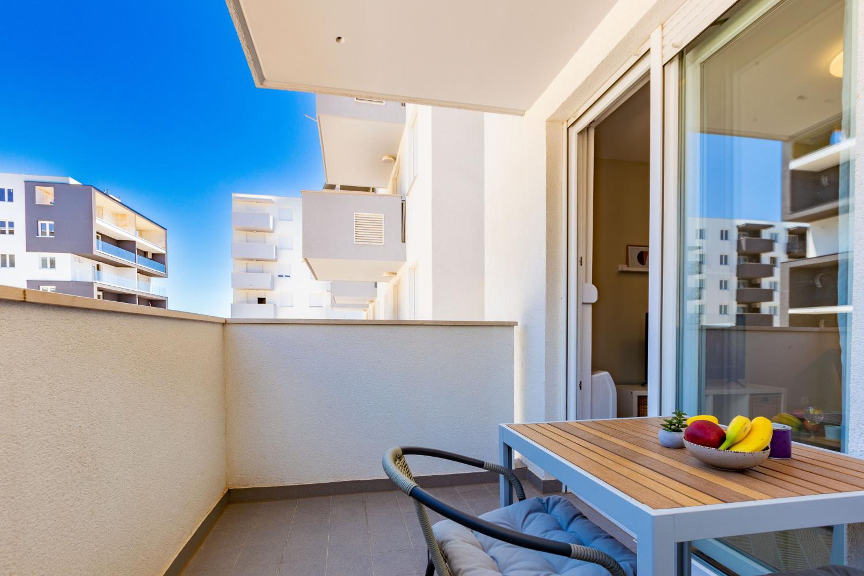 Campanula apartment with balcony view 2