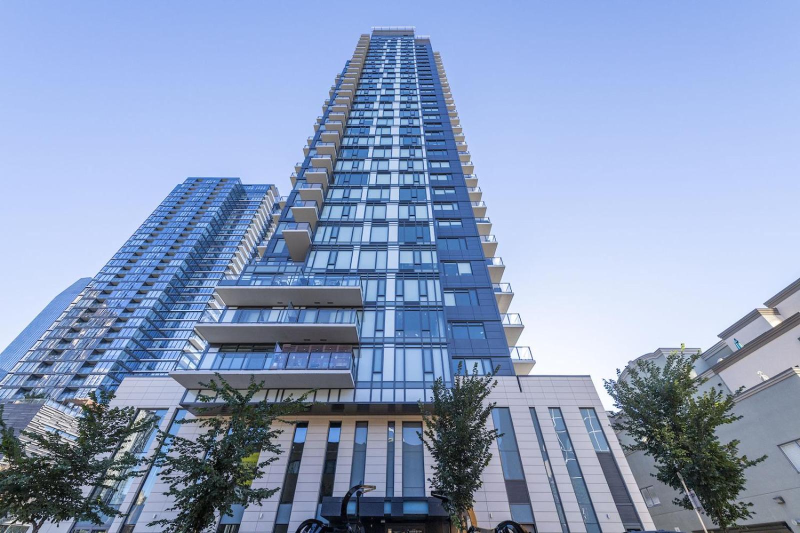 LUXURY Downtown Sunset Getaway - Your Home Away From Home - Fully Stocked Kitchen, Gym, Balcony, FREE PARKING