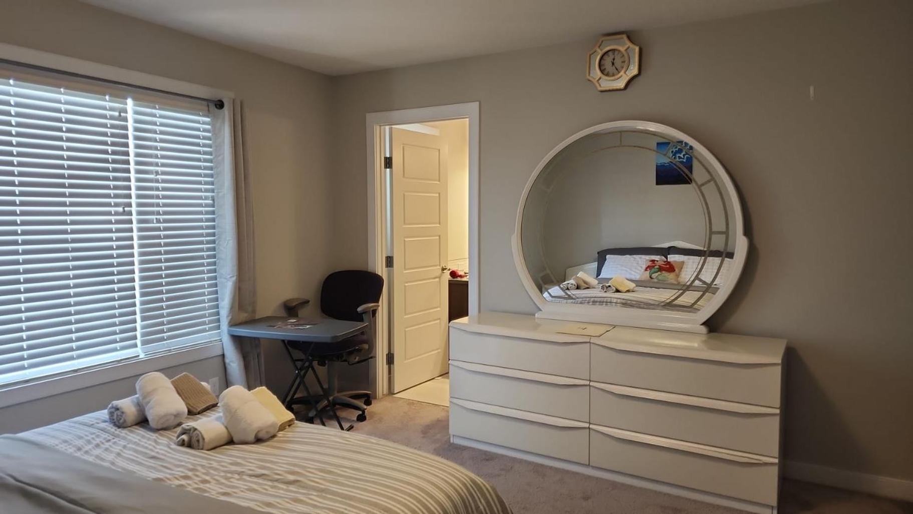 Masters Bdrm close to Calgary airport