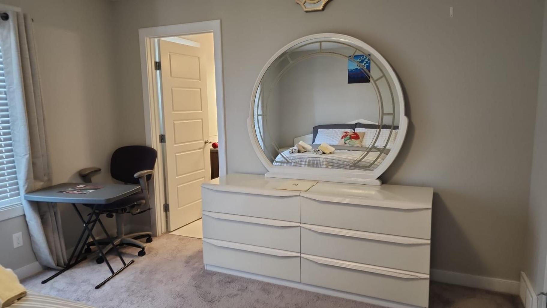 Masters Bdrm close to Calgary airport