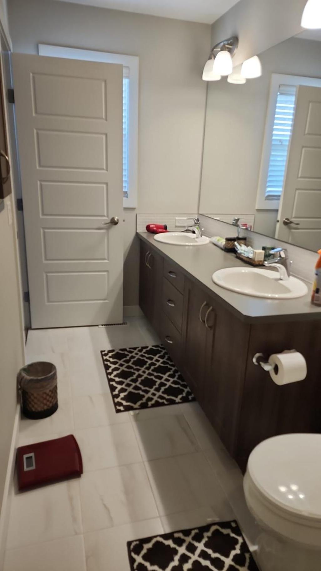 Masters Bdrm close to Calgary airport