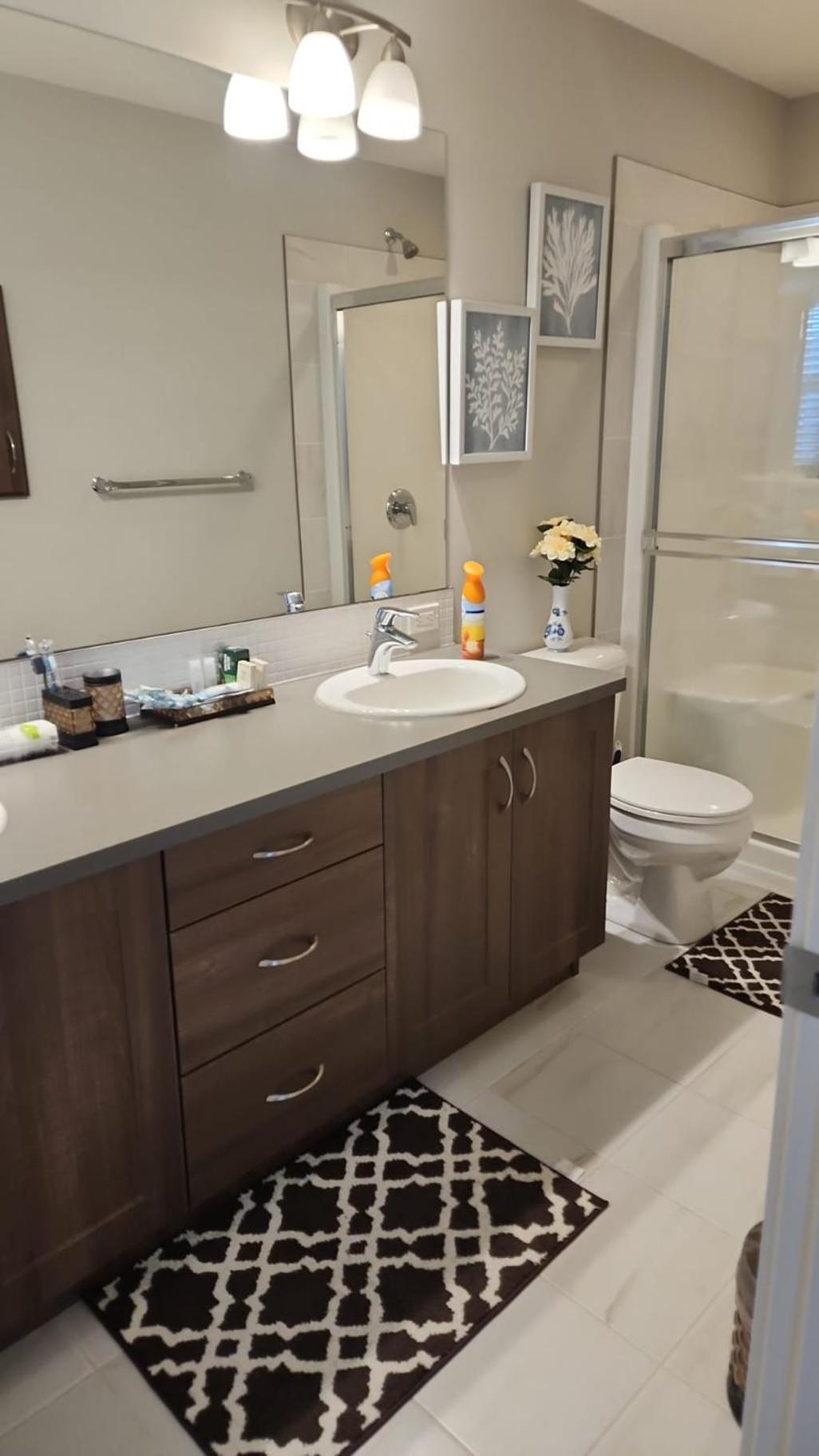 Masters Bdrm close to Calgary airport