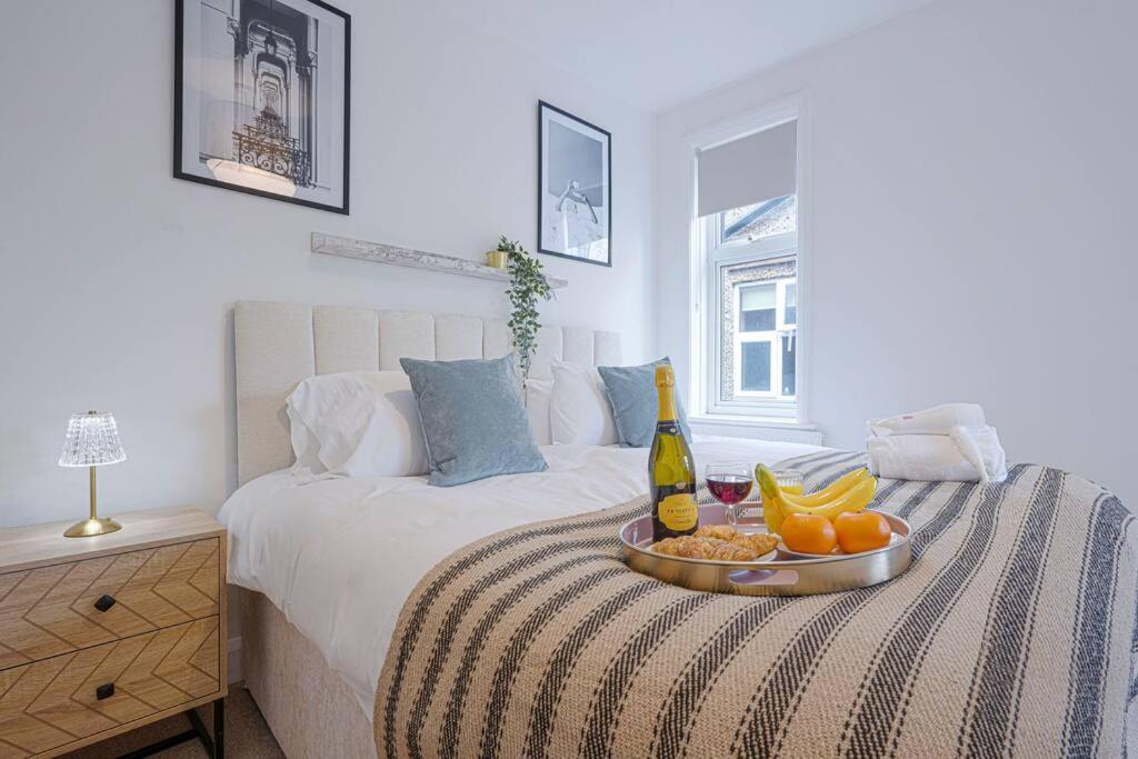 Beautiful House - Sleeps 8 - Close to City Centre with Free Parking, Fast Wifi and Smart TV with Virgin TV and Netflix by Yoko Property view 2