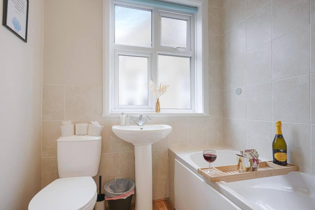 Beautiful House - Sleeps 8 - Close to City Centre with Free Parking, Fast Wifi and Smart TV with Virgin TV and Netflix by Yoko Property view 3