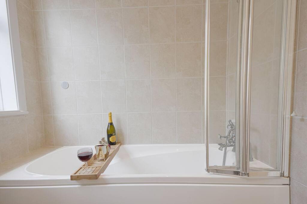 Beautiful House - Sleeps 8 - Close to City Centre with Free Parking, Fast Wifi and Smart TV with Virgin TV and Netflix by Yoko Property view 5
