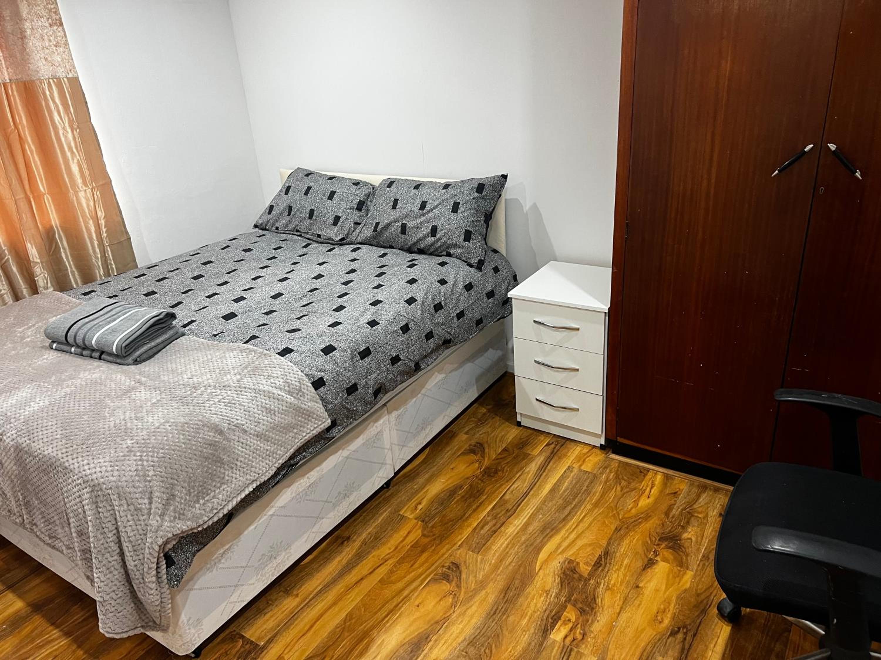 Good priced Accommodation in Hayes view 3
