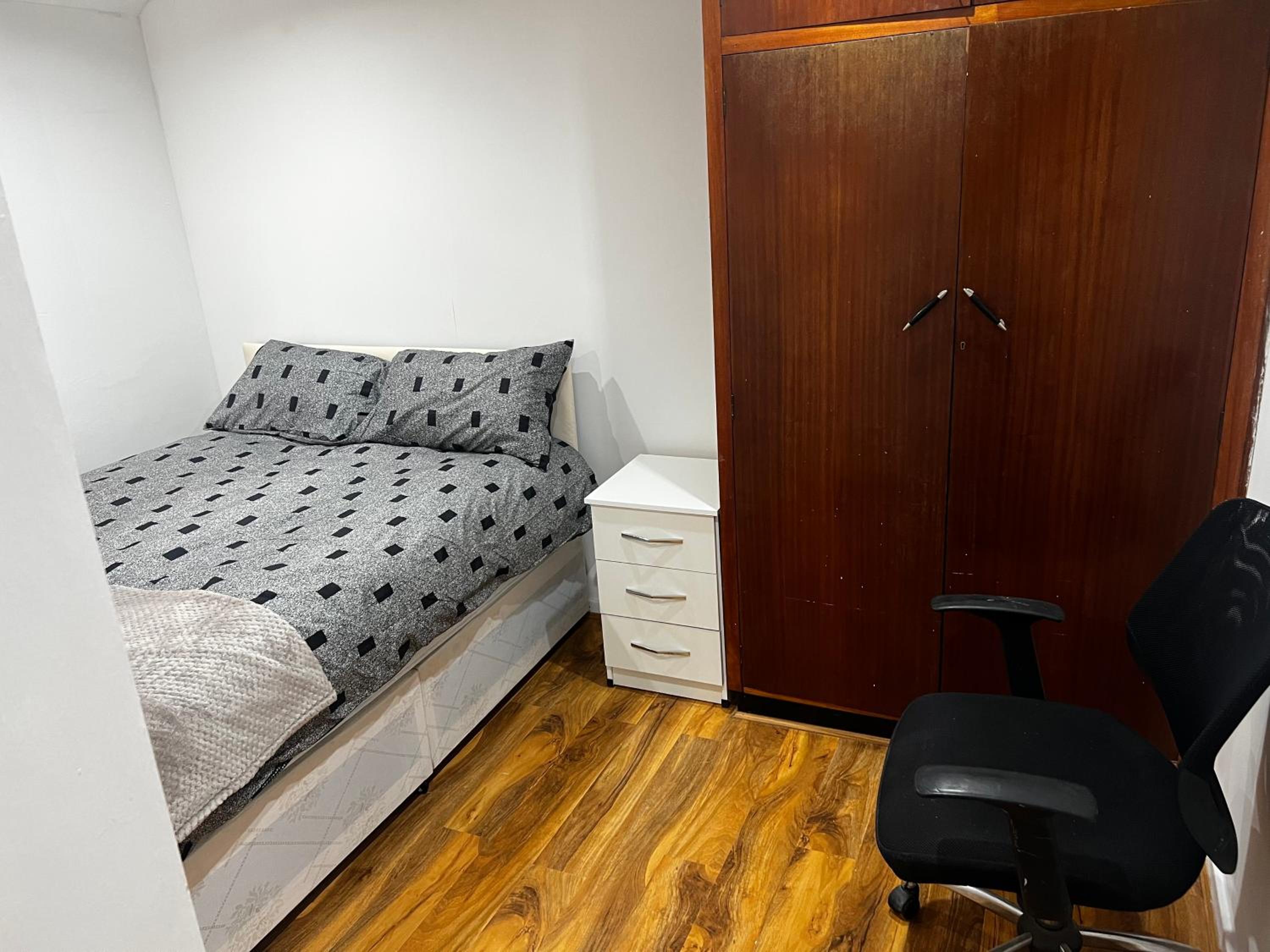 Good priced Accommodation in Hayes view 2