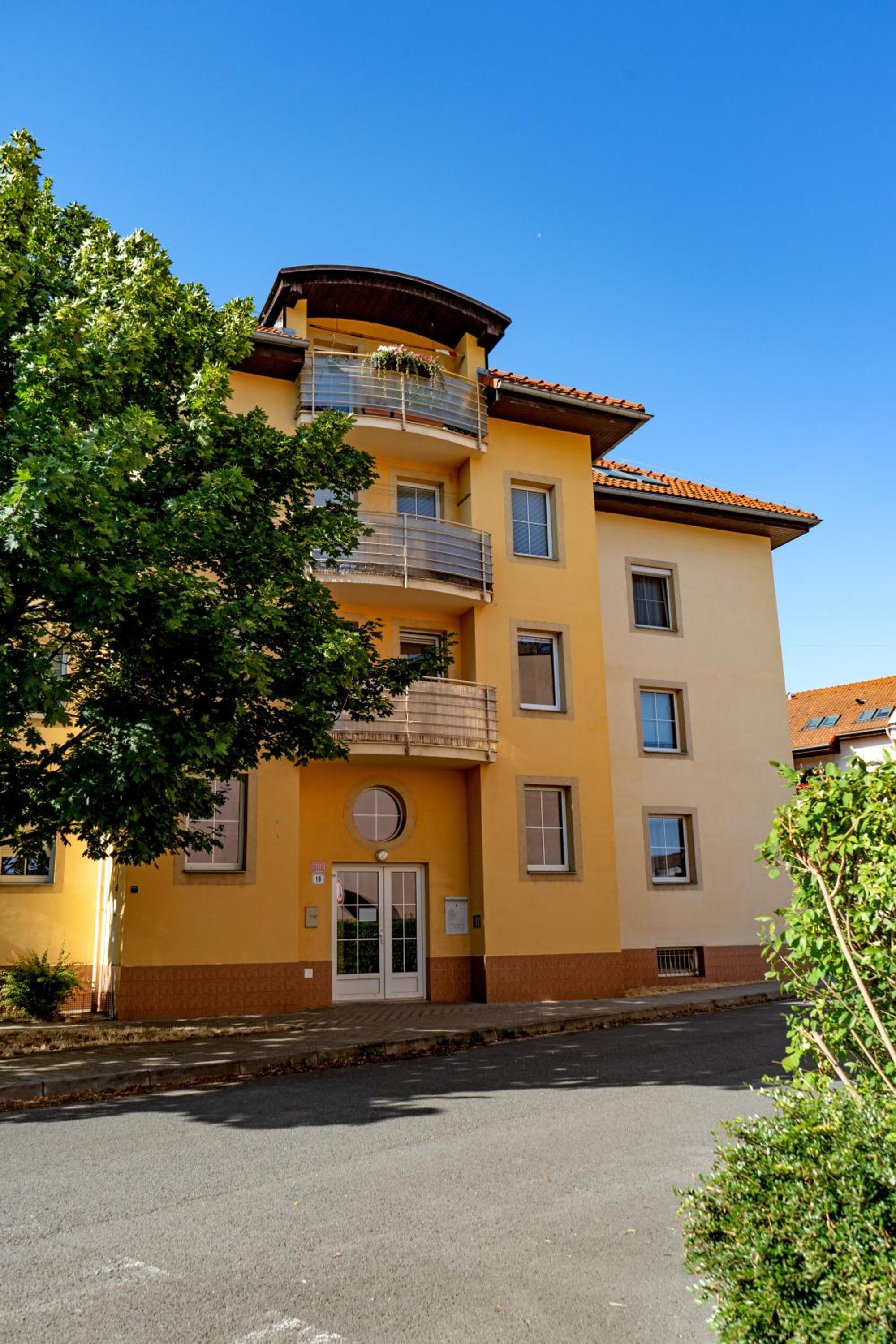 Golden Leaf Sladkovskeho