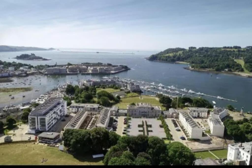 9 Admiralty House Stunning Luxury Apartment with free parking view 5