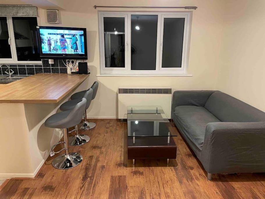 Self contained 1 bed flat next with free parking, adjacent to metro station also direct bus to O2 and Excel via Cable Car