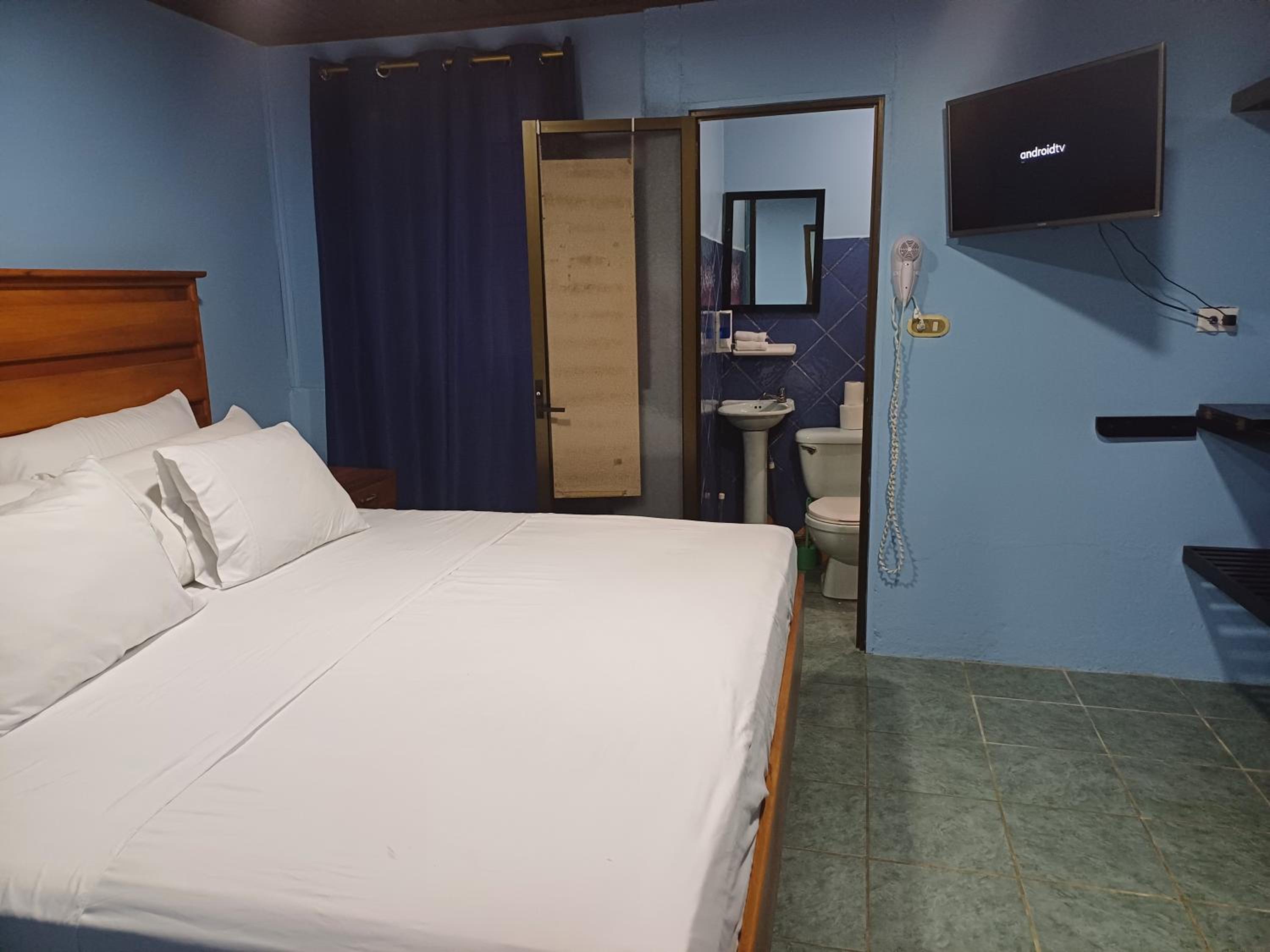 Pura Vida Aparment - Downtown La Fortuna view 2