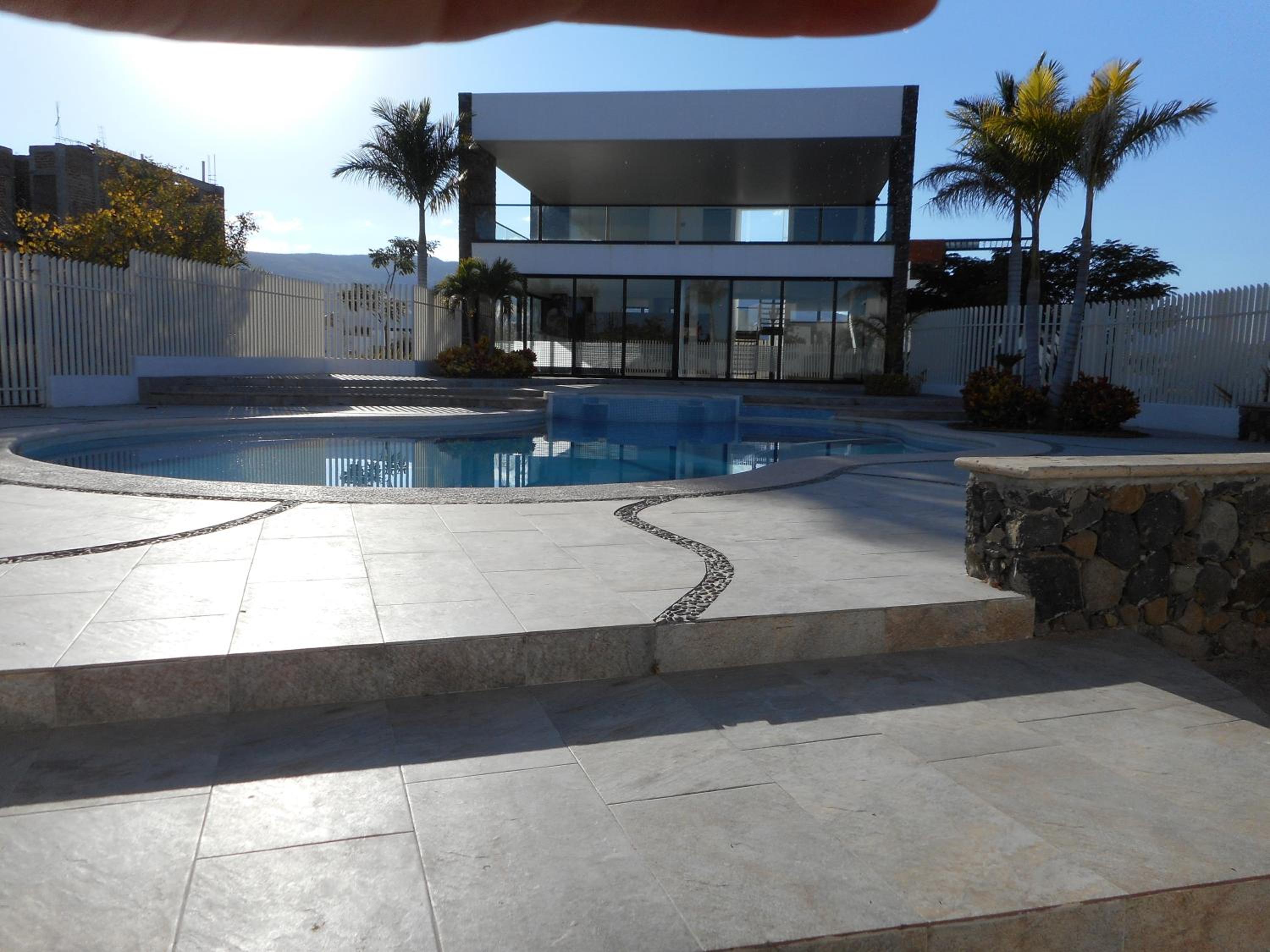 Hermosa Casa en Orilla del lago -Zona de villedos- view 3