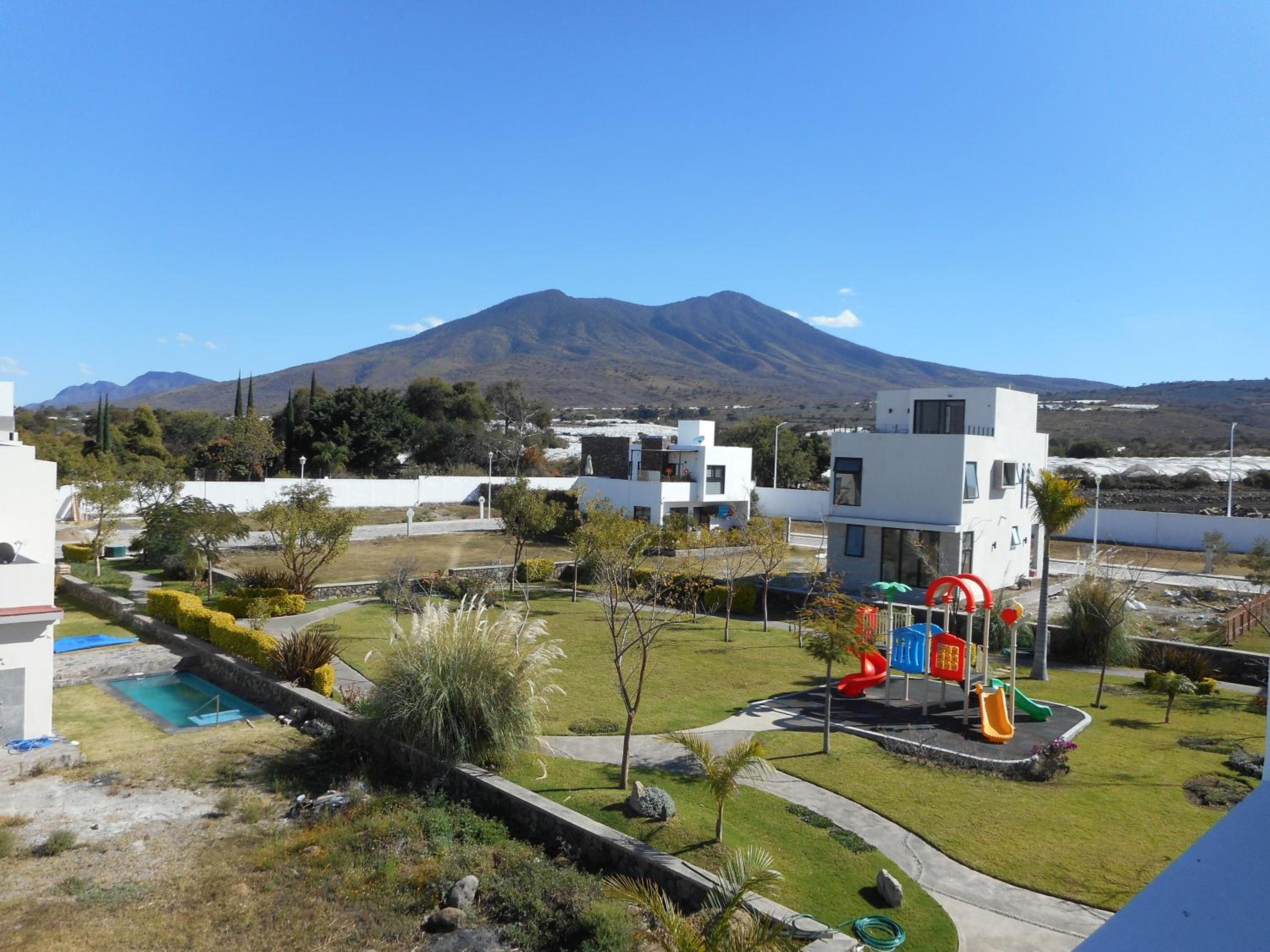 Hermosa Casa en Orilla del lago -Zona de villedos- view 4