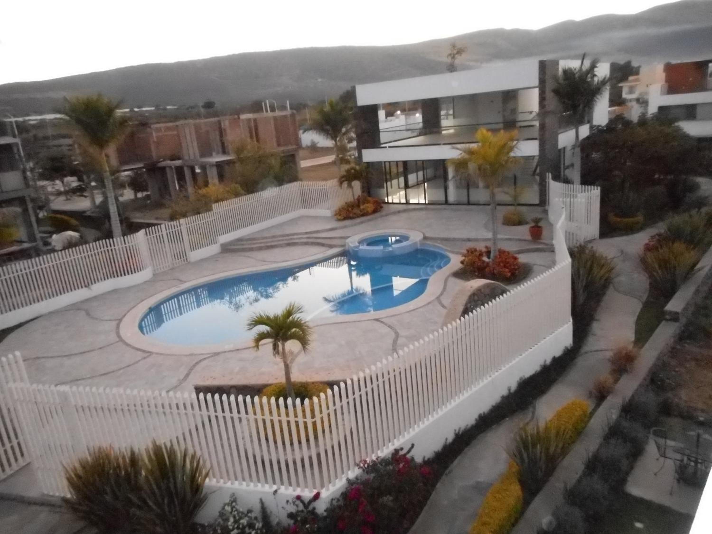 Hermosa Casa en Orilla del lago -Zona de villedos- view 2
