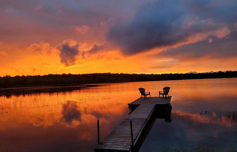 Lovely waterfront private cottage with hot tub in Kawartha Lakes
