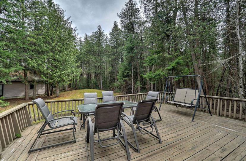 Lovely waterfront private cottage with hot tub in Kawartha Lakes