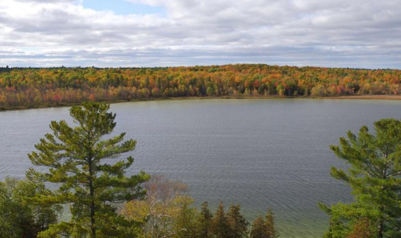 Lovely waterfront private cottage with hot tub in Kawartha Lakes