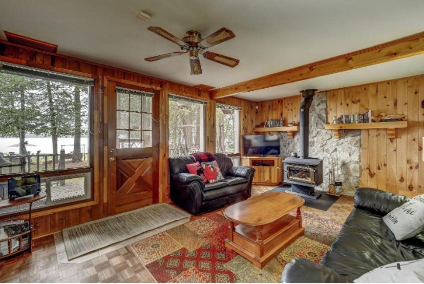 Lovely waterfront private cottage with hot tub in Kawartha Lakes