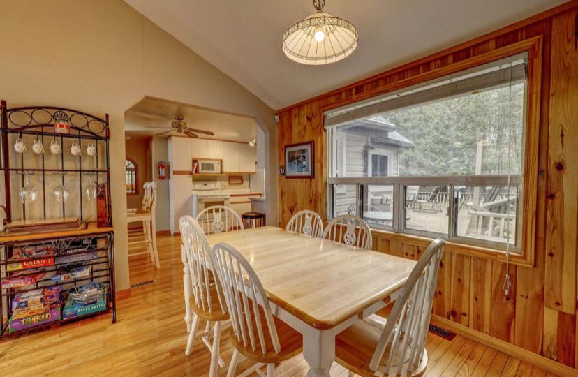 Lovely waterfront private cottage with hot tub in Kawartha Lakes