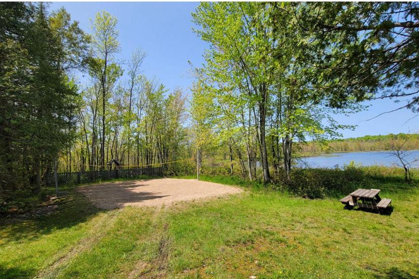 Lovely waterfront private cottage with hot tub in Kawartha Lakes