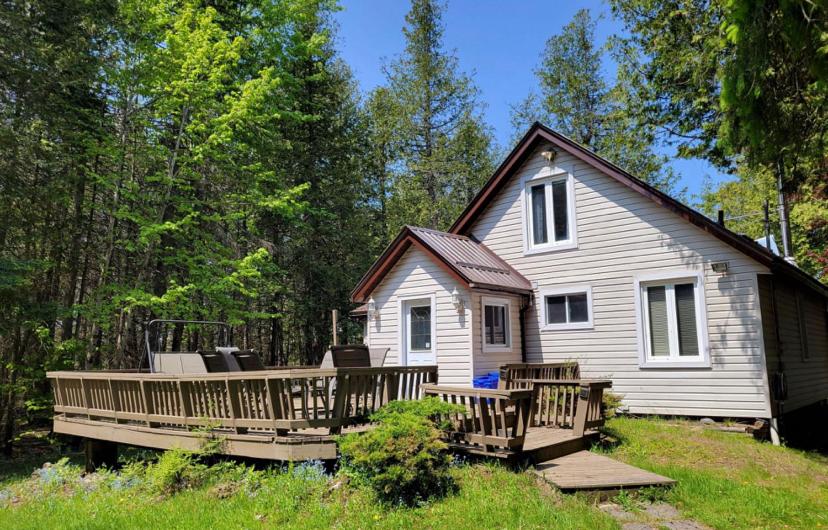 Lovely waterfront private cottage with hot tub in Kawartha Lakes