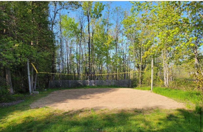Lovely waterfront private cottage with hot tub in Kawartha Lakes
