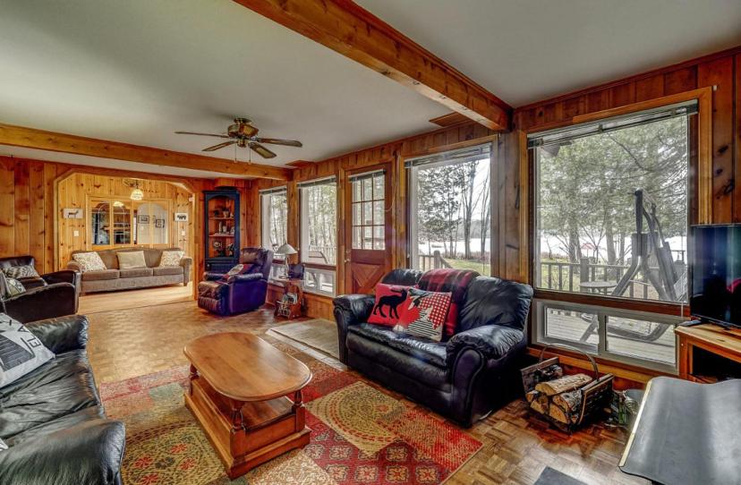 Lovely waterfront private cottage with hot tub in Kawartha Lakes