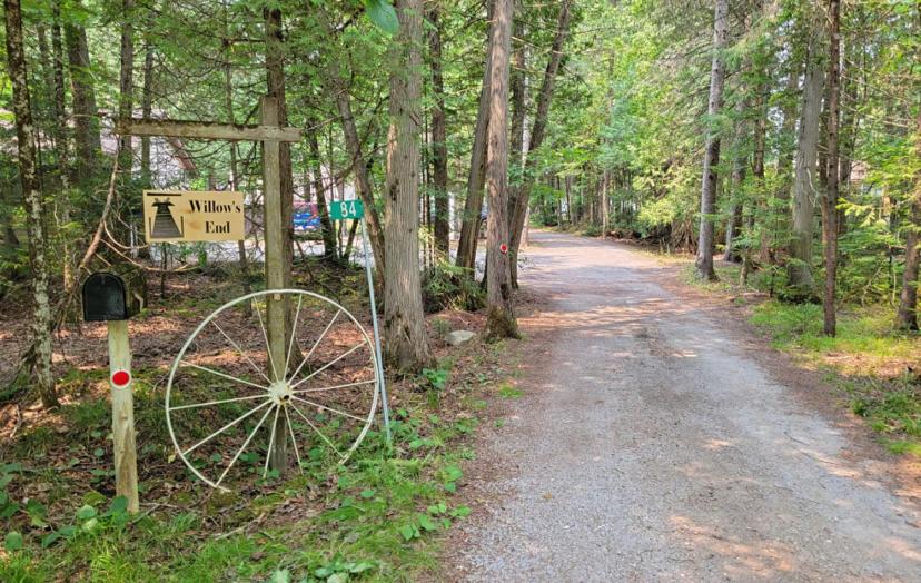 Lovely waterfront private cottage with hot tub in Kawartha Lakes