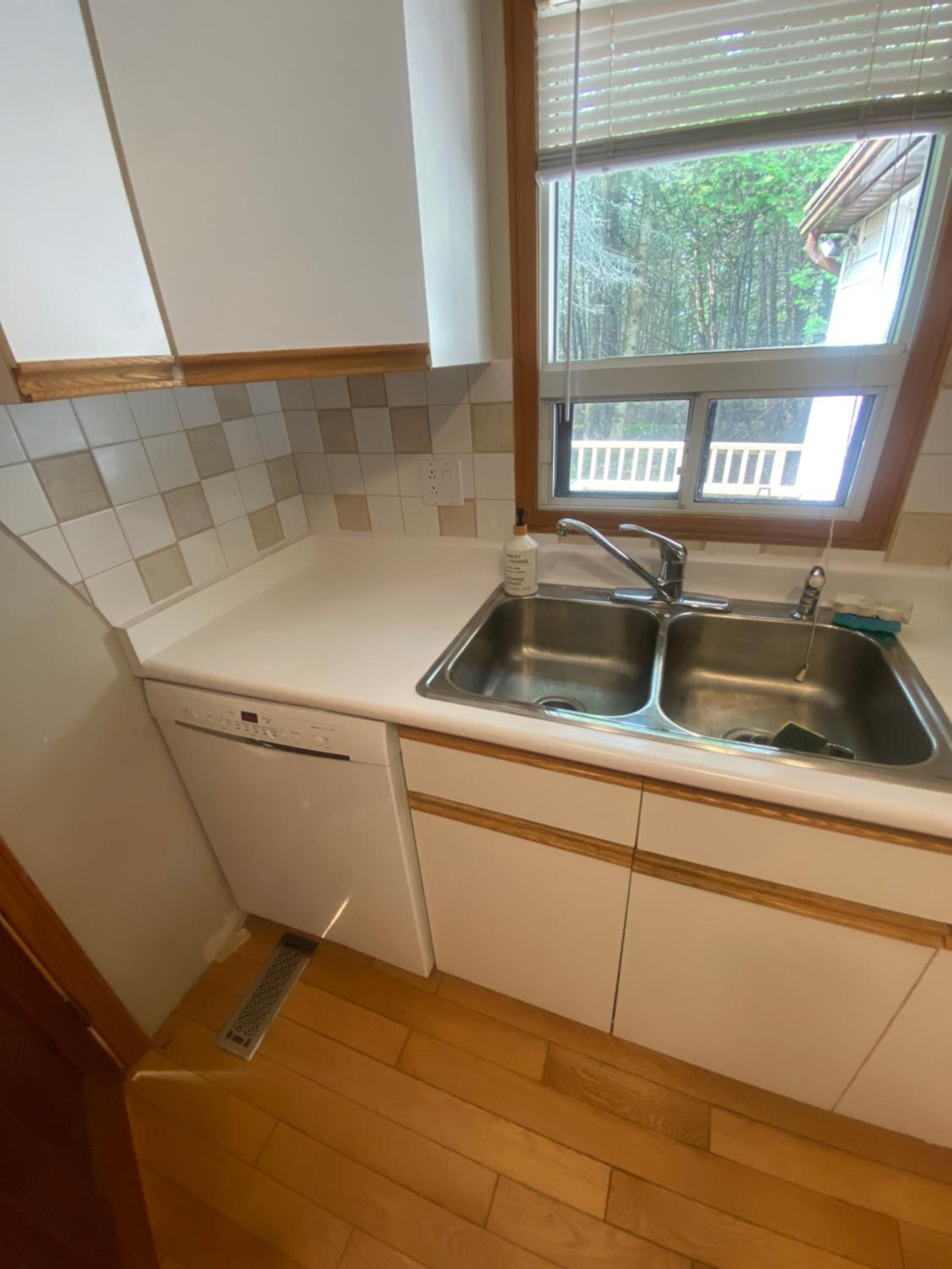 Lovely waterfront private cottage with hot tub in Kawartha Lakes