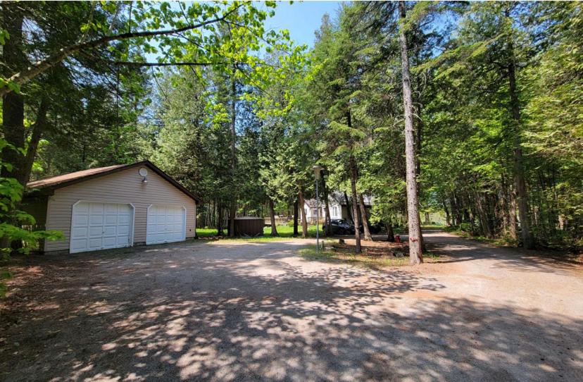 Lovely waterfront private cottage with hot tub in Kawartha Lakes