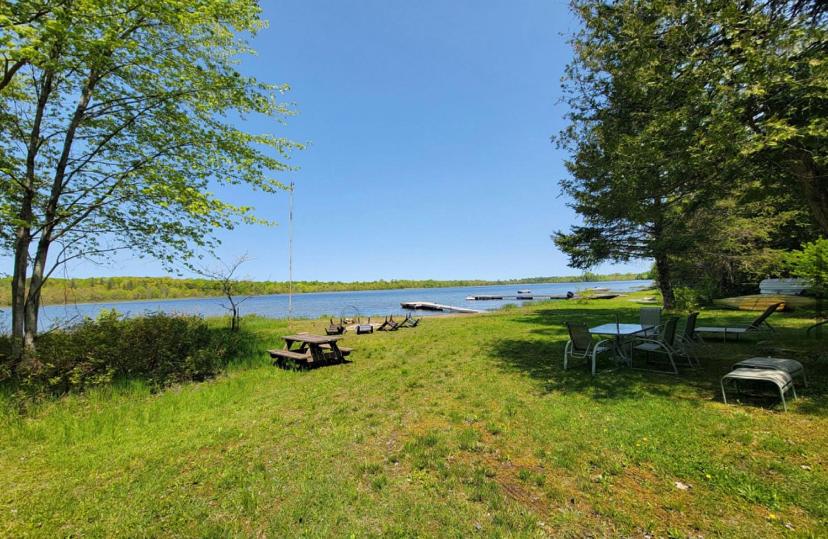 Lovely waterfront private cottage with hot tub in Kawartha Lakes