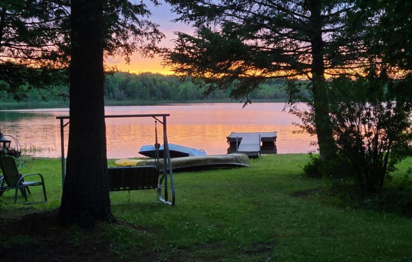 Lovely waterfront private cottage with hot tub in Kawartha Lakes