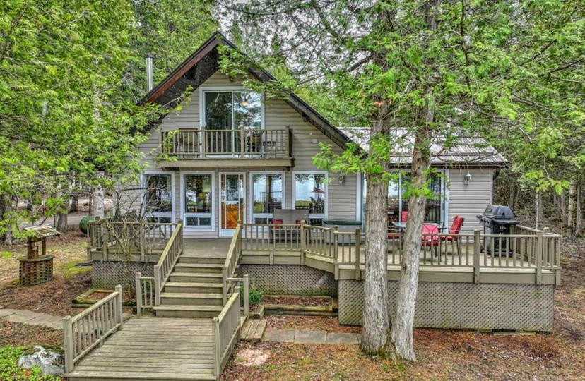 Lovely waterfront private cottage with hot tub in Kawartha Lakes