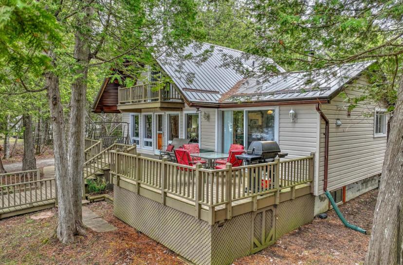 Lovely waterfront private cottage with hot tub in Kawartha Lakes
