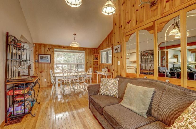 Lovely waterfront private cottage with hot tub in Kawartha Lakes
