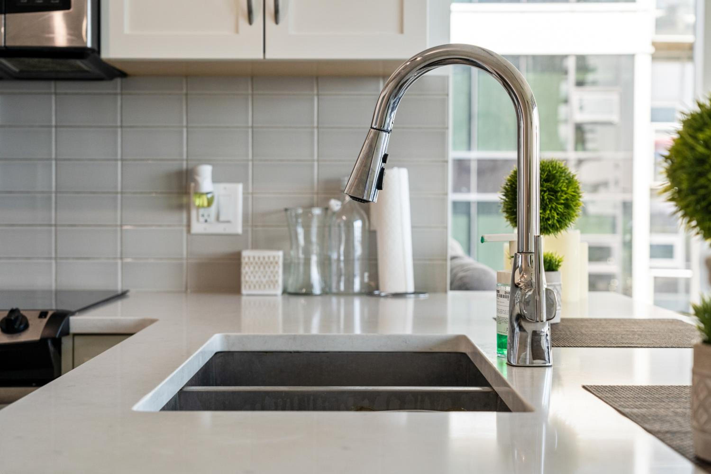 Chic 2BR Condo in Vibrant Downtown Calgary