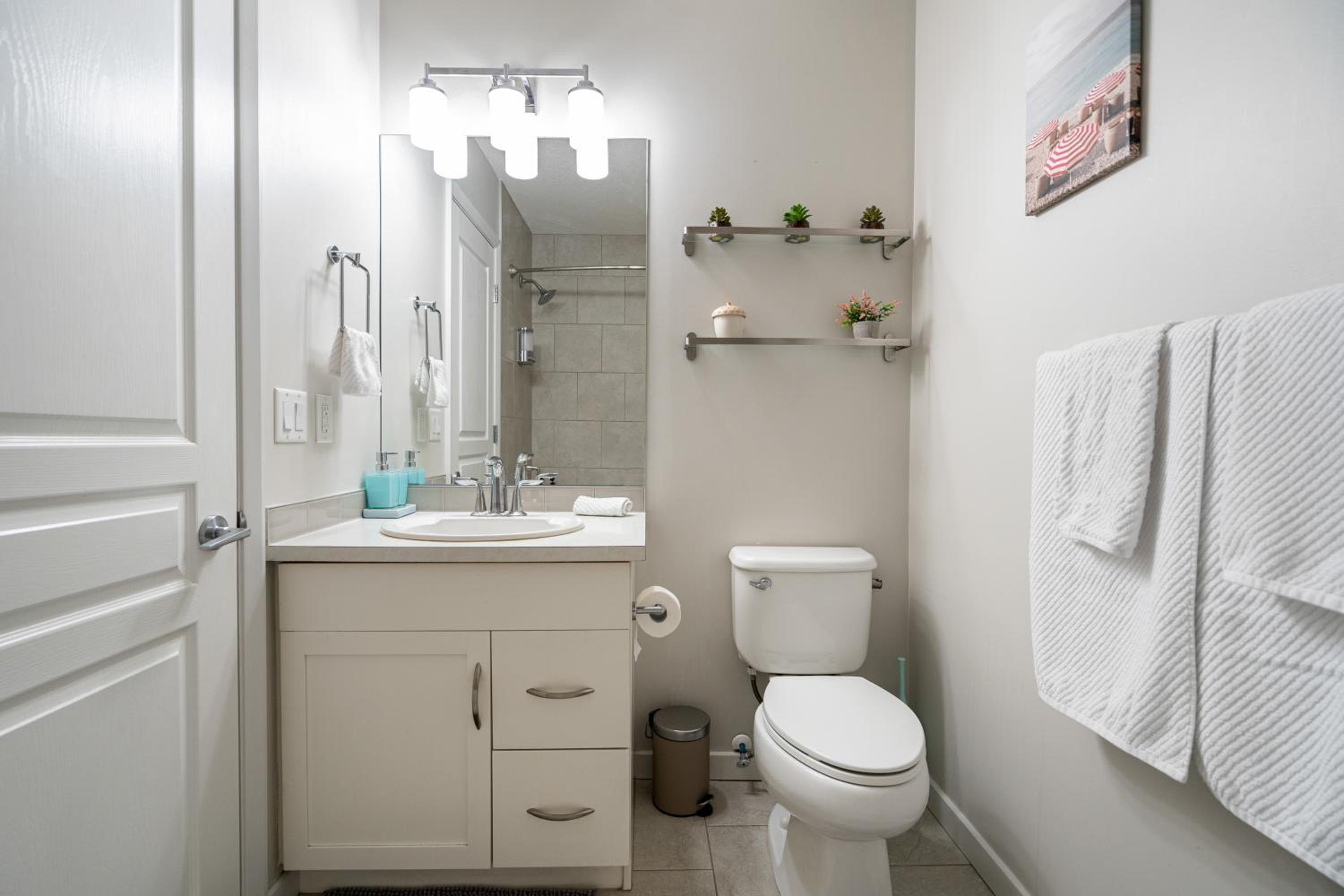 Chic 2BR Condo in Vibrant Downtown Calgary