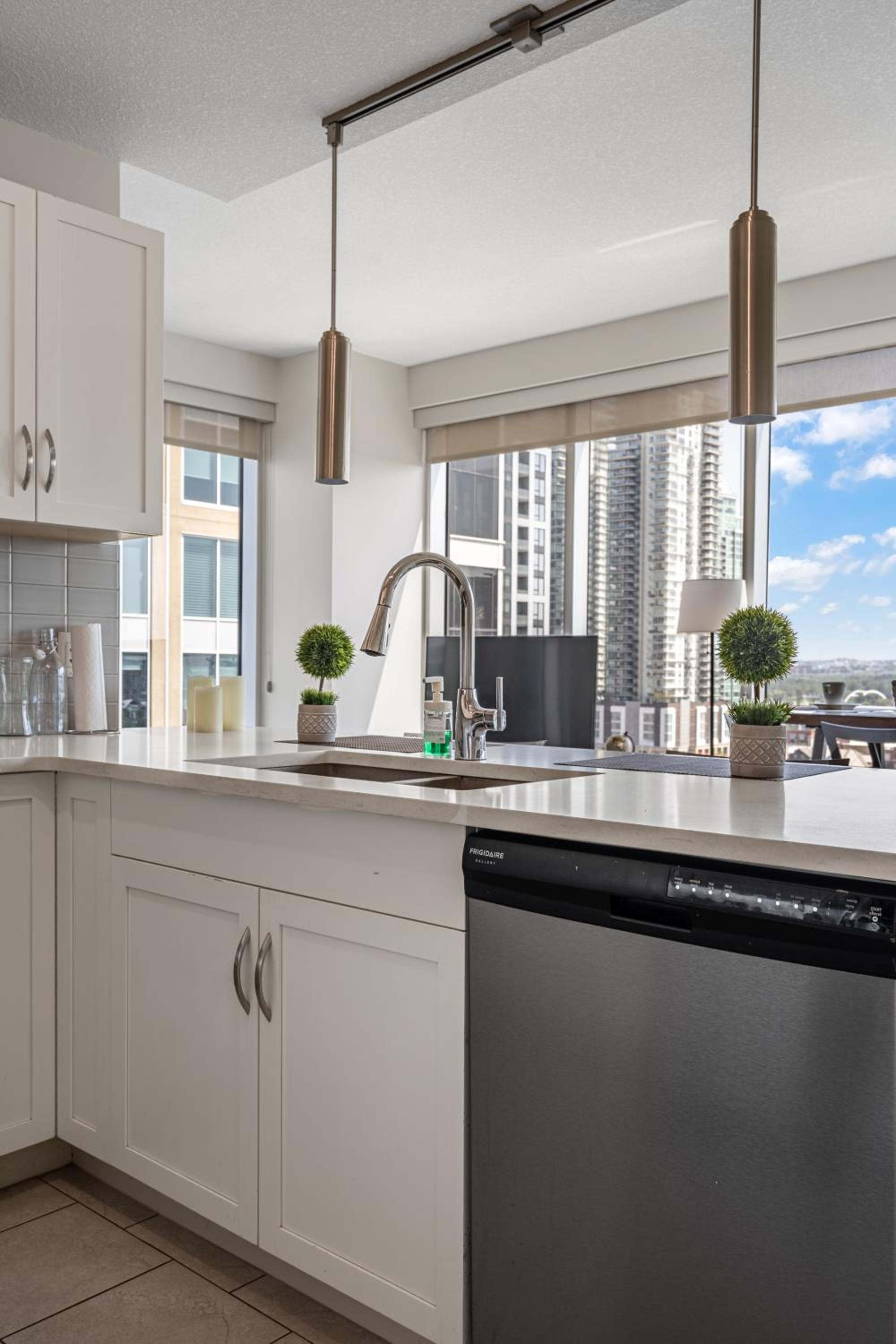 Chic 2BR Condo in Vibrant Downtown Calgary