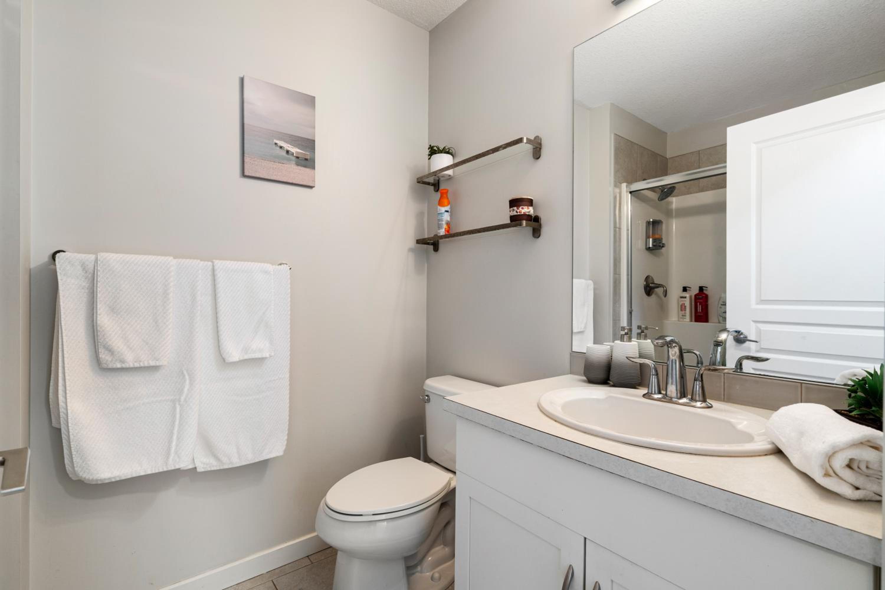 Chic 2BR Condo in Vibrant Downtown Calgary