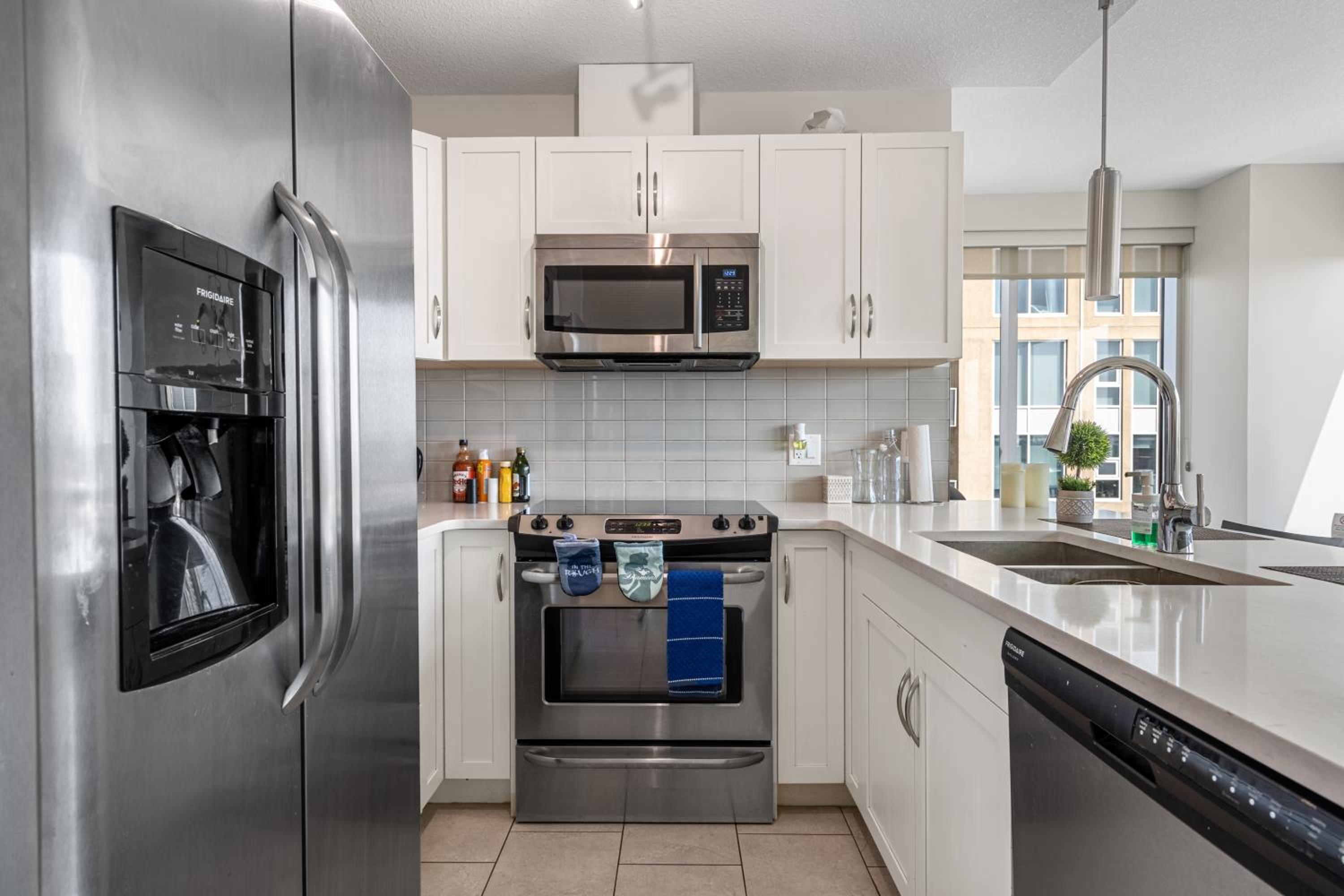 Chic 2BR Condo in Vibrant Downtown Calgary
