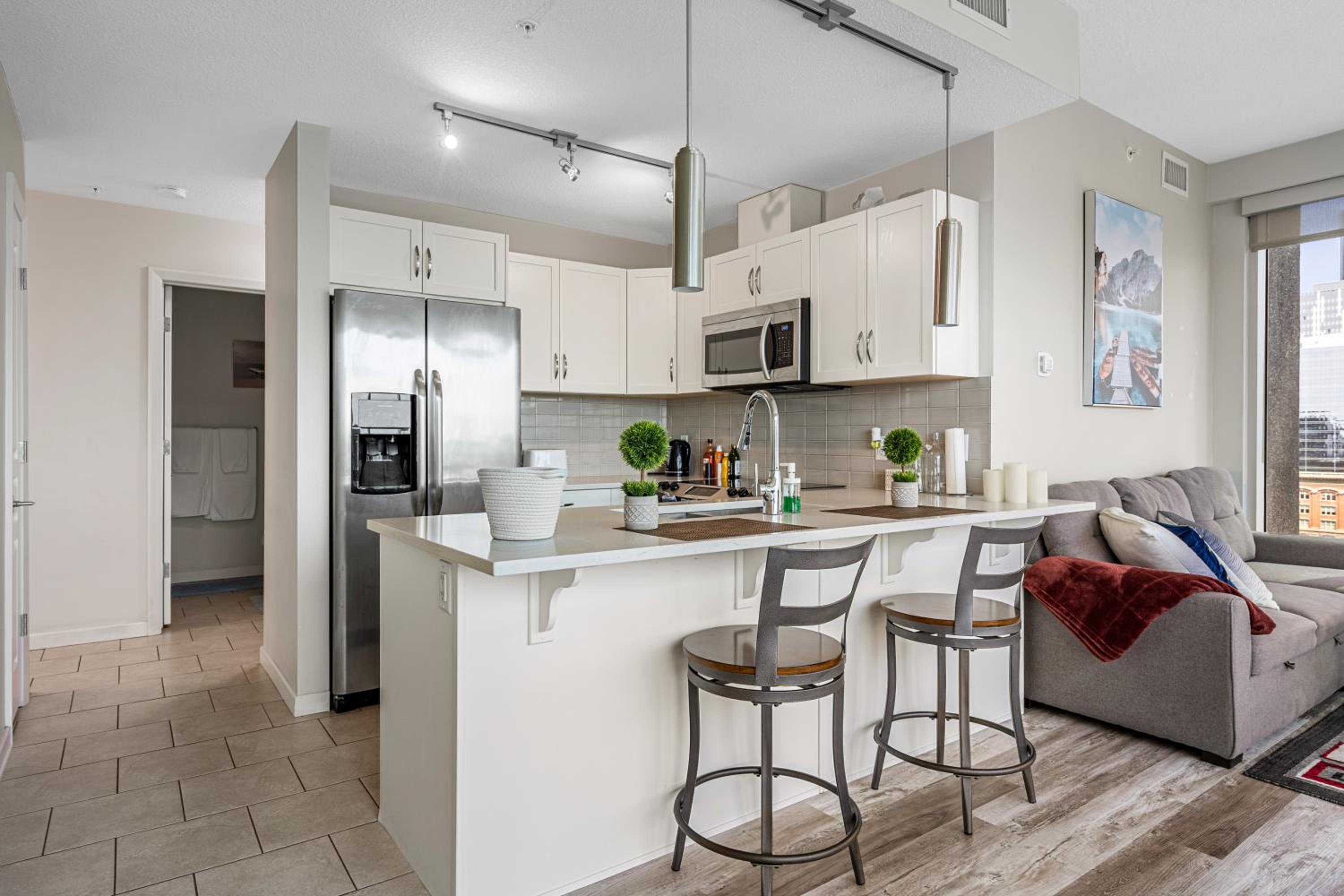 Chic 2BR Condo in Vibrant Downtown Calgary