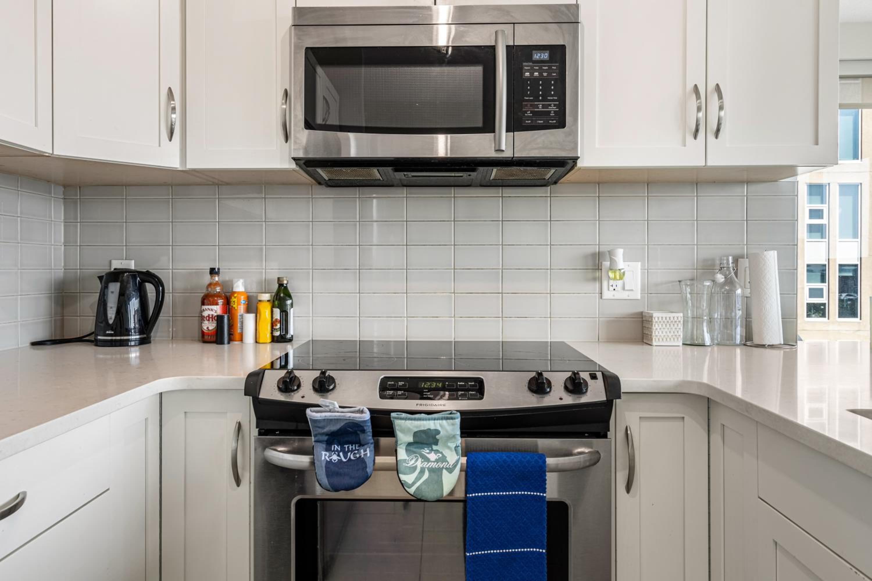 Chic 2BR Condo in Vibrant Downtown Calgary