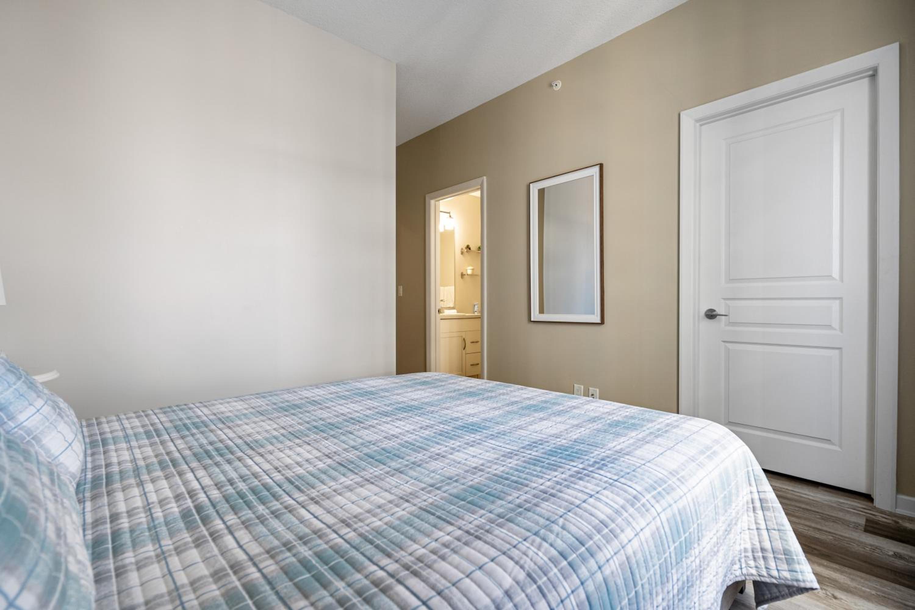 Chic 2BR Condo in Vibrant Downtown Calgary