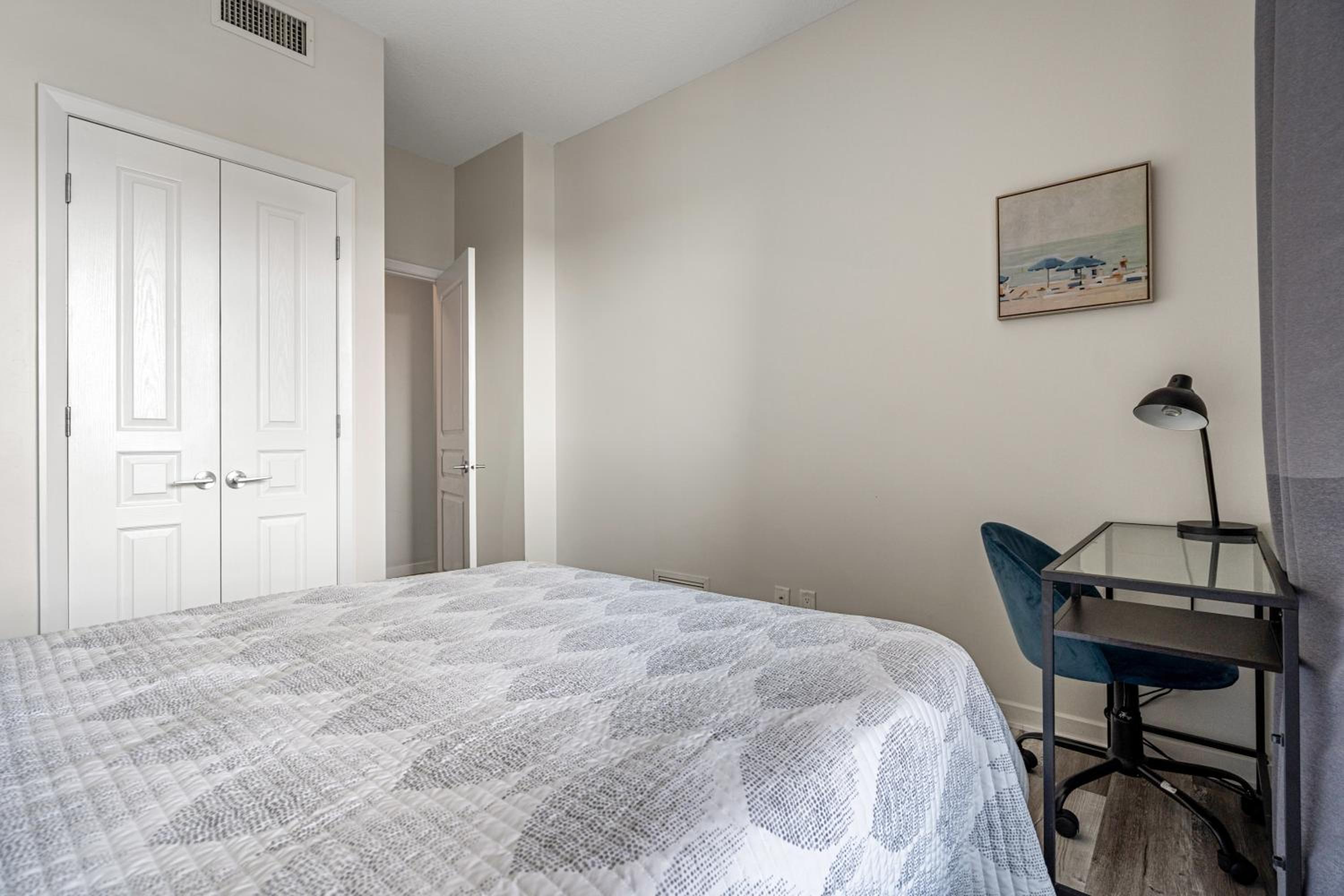 Chic 2BR Condo in Vibrant Downtown Calgary