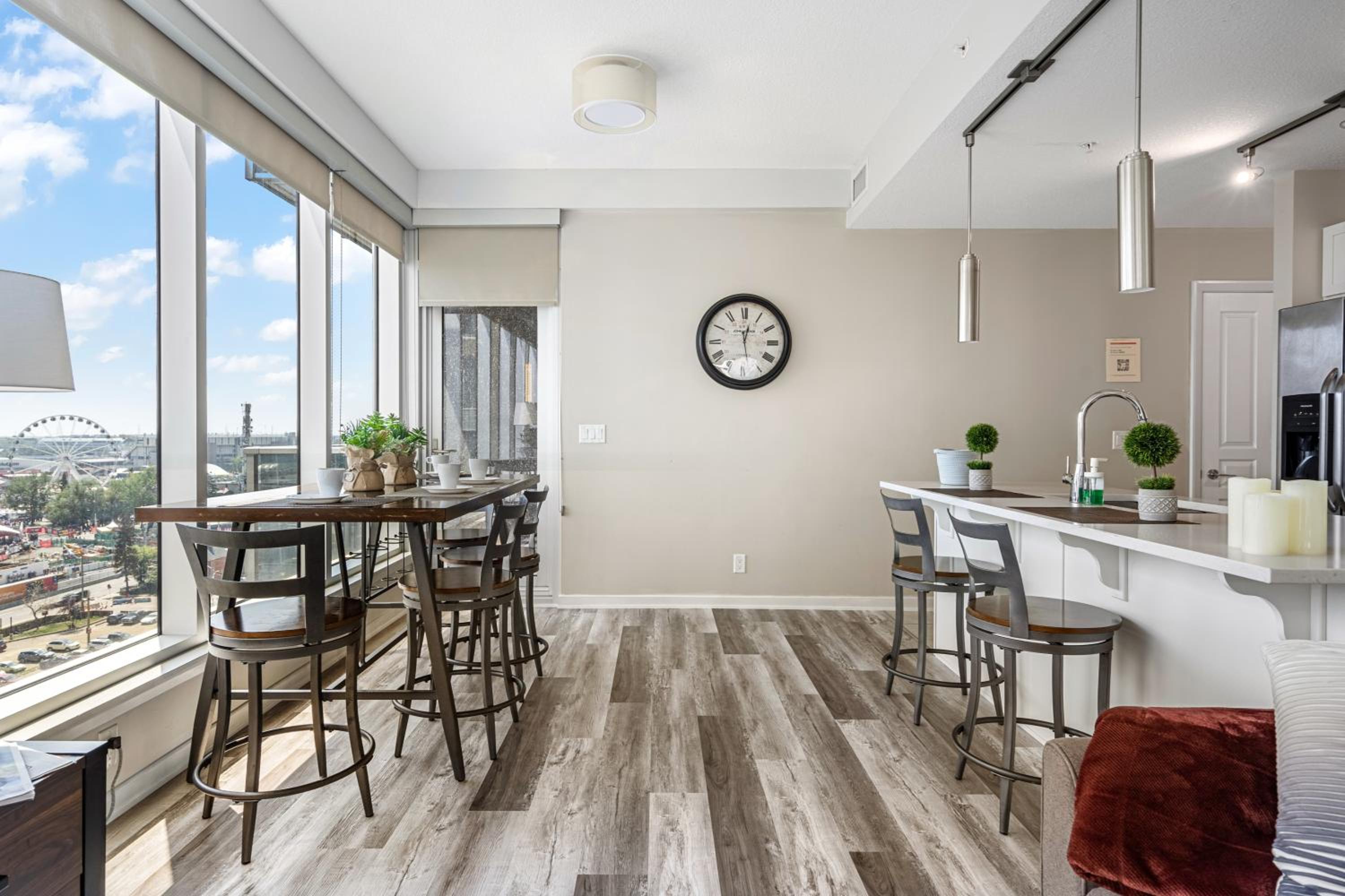 Chic 2BR Condo in Vibrant Downtown Calgary
