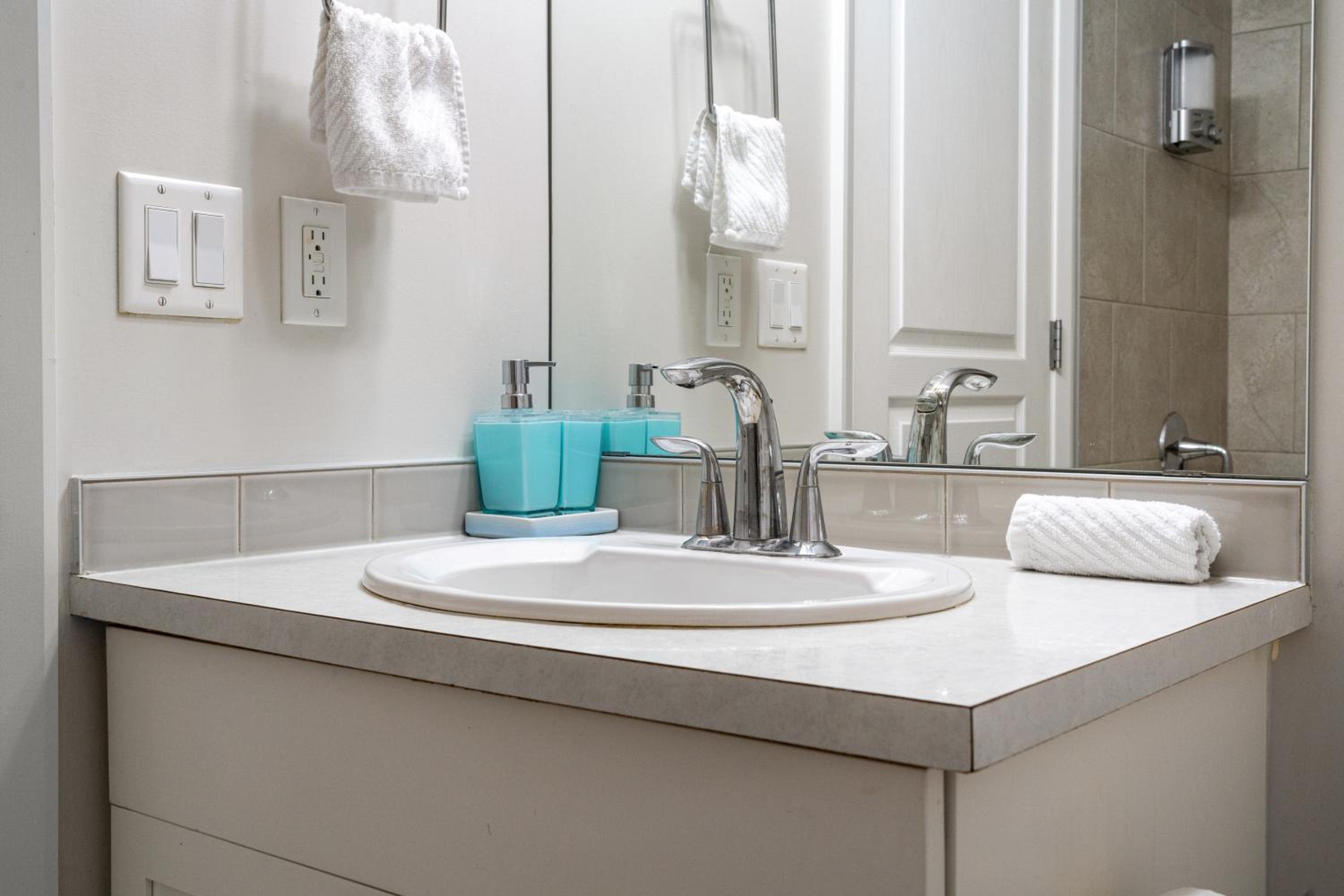Chic 2BR Condo in Vibrant Downtown Calgary